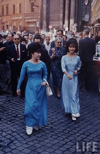 Madame Ngo Dinh Nhu: 1963_Paris_-_Madame_Nhu_and_daughter_Le_Thuy2.jpg
