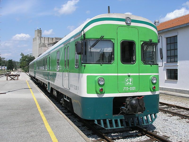 800px-S_series_711_train_green_06.jpg